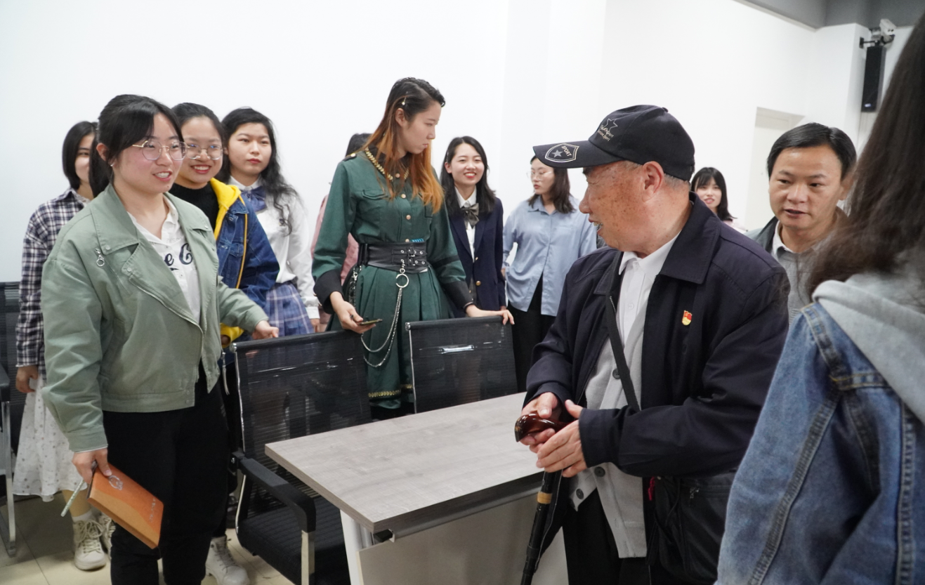 公司党委举办“‘读懂中国’—听滕老讲党的故事”专题党课