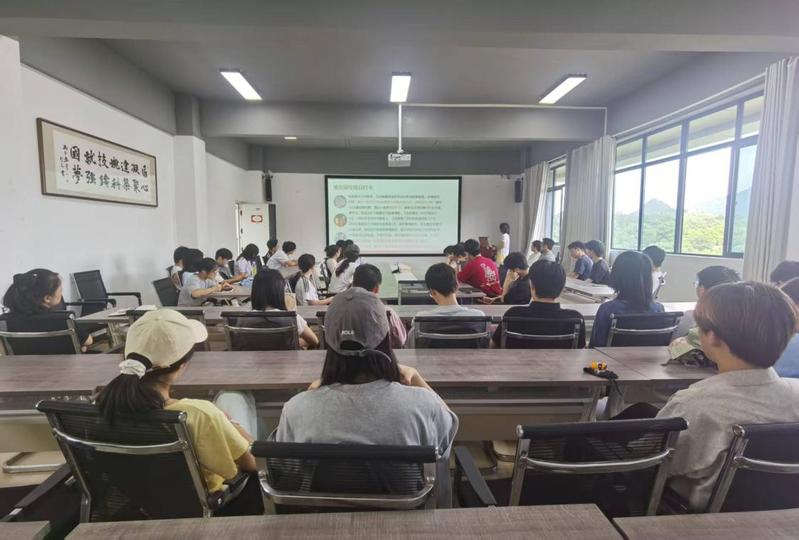 英国365集团召开2026年暑假  留校员工安全教育大会