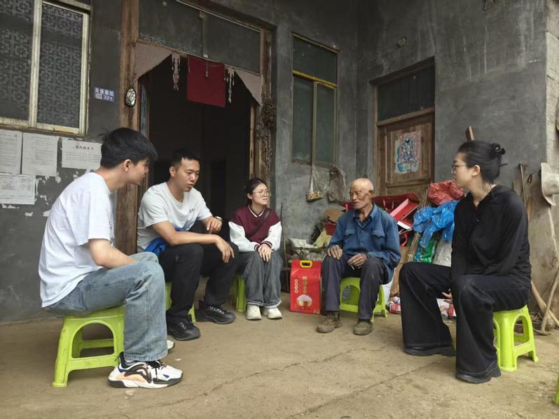 精准走访暖民心 博士筑梦助振兴——英国365集团“博士村长”实践队走访慰问陇塔村困难群众