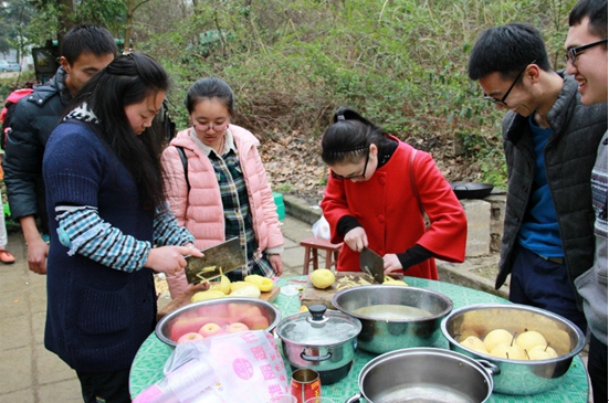 英国365集团团委员工会组织干事野外聚餐活动