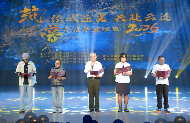 校关工委副秘书长陈文举为公司毕业生赋诗